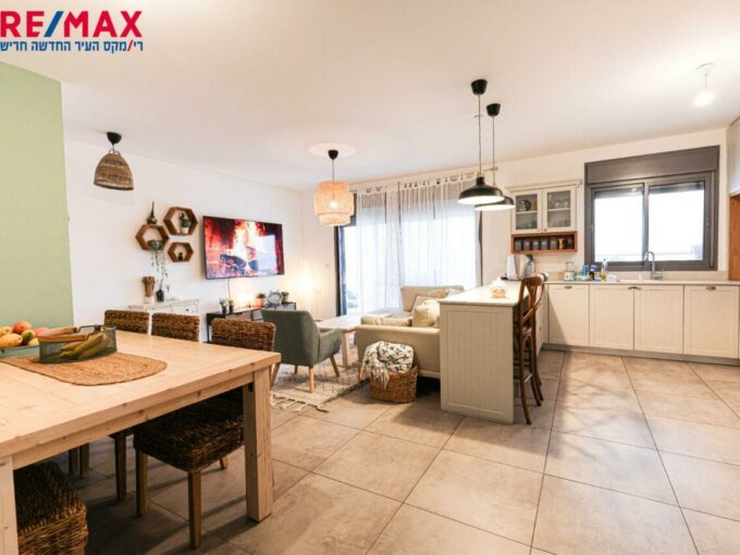 למכירה בחריש דירת 5 חדרים בשכונת הפרחים