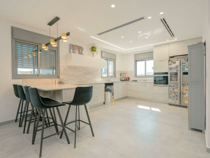 למכירה בחריש דירת 6 חדרים בשכונת בצוותא קבלן שפיר