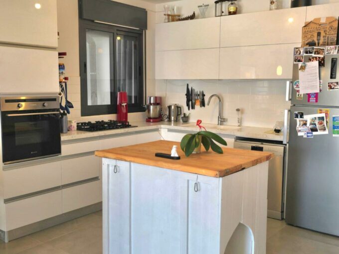 למכירה בחריש בשכונת הפרחים קבלן דונה