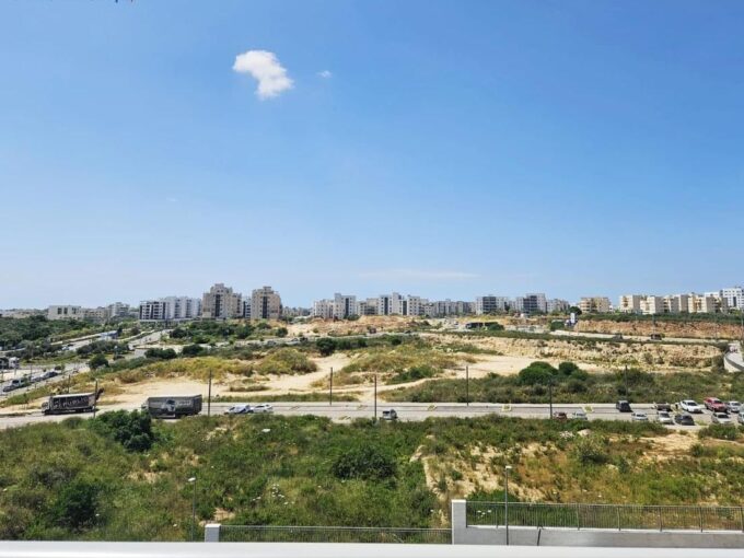 למכירה בחריש דירת 5 חדרים בשכונת מעו׳׳ף קבלן אחים פתחי