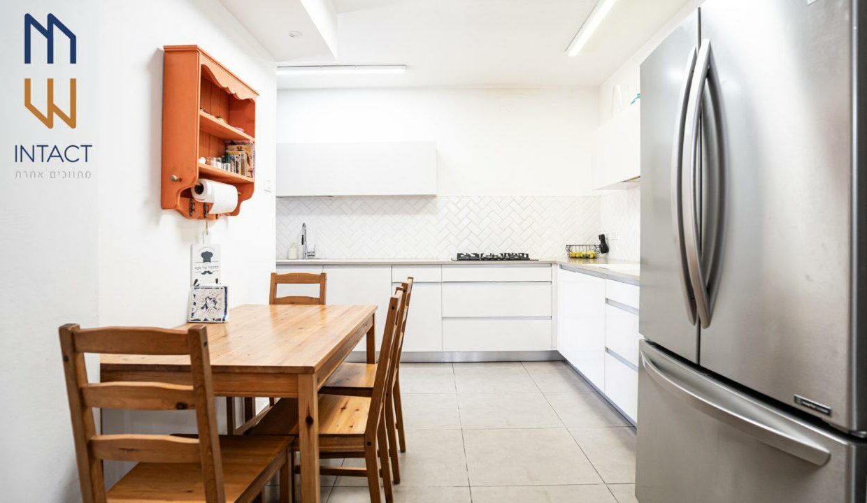 מטבח ופינת אוכל קטנה