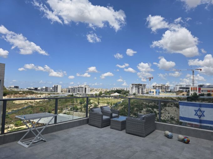 למכירה בחריש דירת 5 חדרים בשכונת הפרחים קבלן דונה