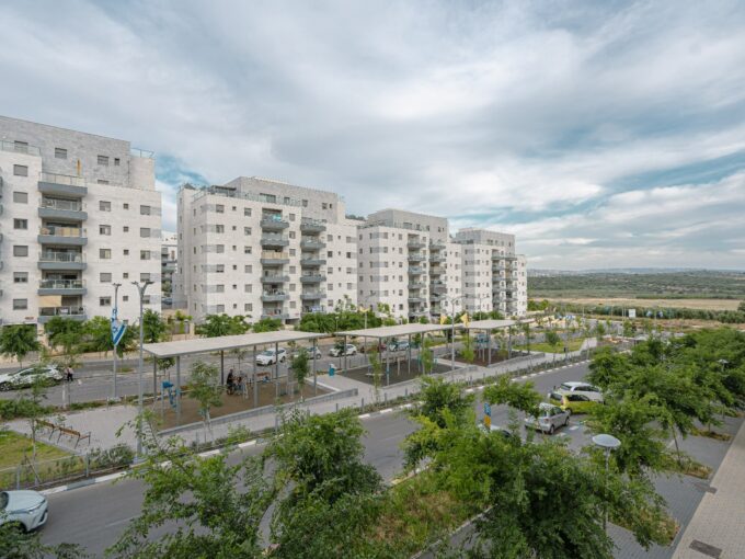 למכירה בחריש דירת 5 חדרים בשכונת הפרחים קבלן דונה