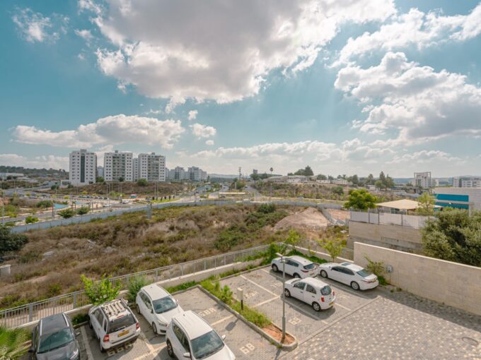 למכירה בחריש דירת 5 חדרים בשכונת הפרחים