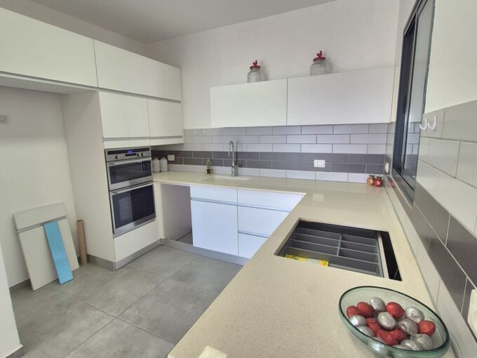 למכירה בחריש דירת 4 חדרים בשכונת הפרחים קבלן שיכון ובינוי