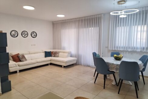 למכירה בחריש דירת 4 חדרים בשכונת הפרחים