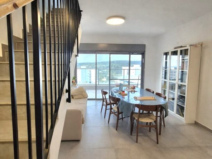 למכירה בחריש דירת 8 חדרים בשכונת אבני חן