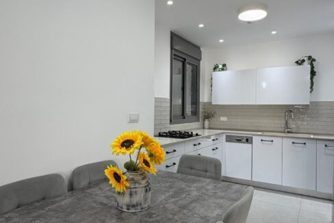 למכירה בחריש דירת 4 חדרים בשכונת הפרחים